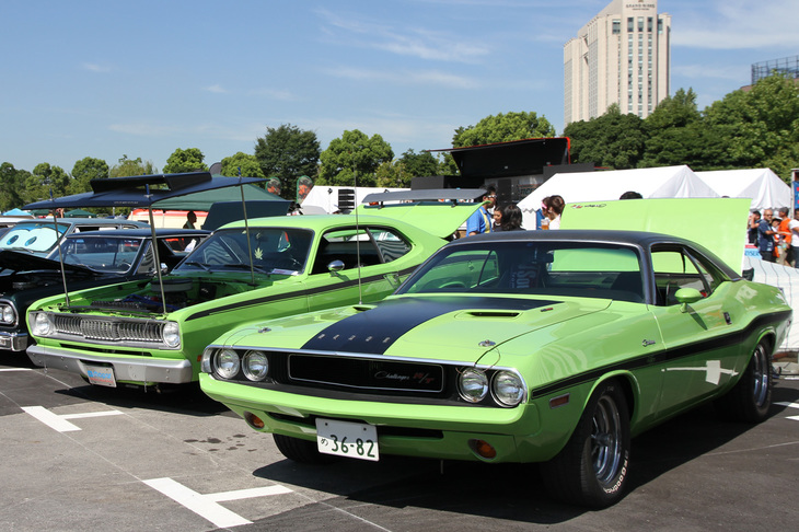 こちらもモパーのマッスルカー。手前が1970年「ダッジ・チャレンジャーR/T」、奥が1971年とおぼしき「プリマス・ダスター」。