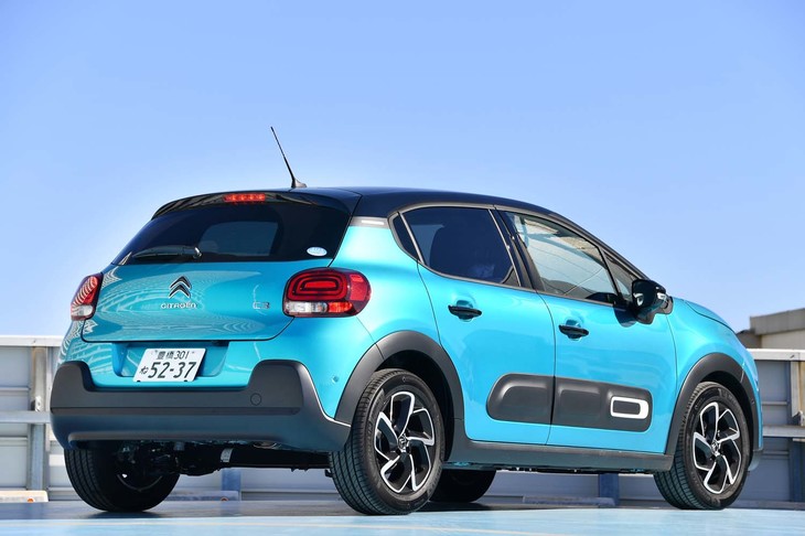 ボディーカラーは写真の「スプリングブルー」を含む全4色。「シャイン」グレードのルーフカラーは2トーンで、ボディーカラーにより組み合わせが異なる。