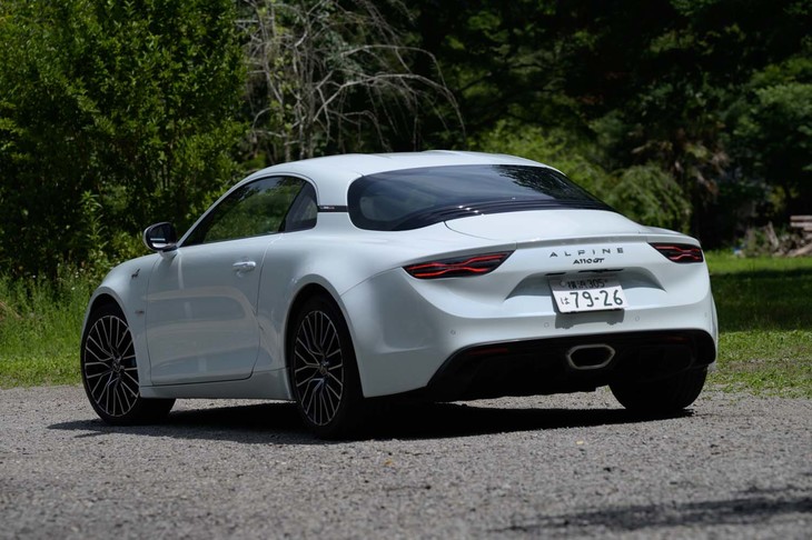 試乗車のボディーカラーは「ブランイリゼメタリック」。日の当たり加減によっては緑がかったようにも見えるオプションカラーだ。