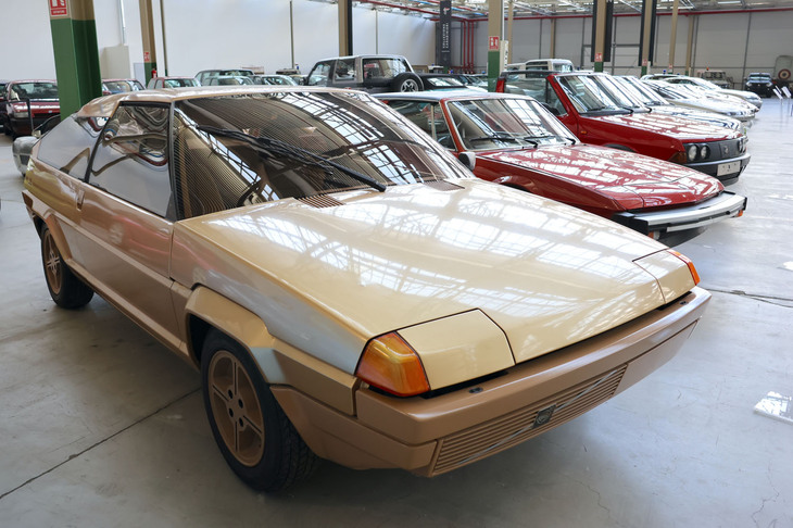 「ボルボ・ツンドラ」1979年コンセプト。ボルボではシンプルなデザインが不評だったが、そのモチーフは1982年登場の「シトロエンBX」で開花する。