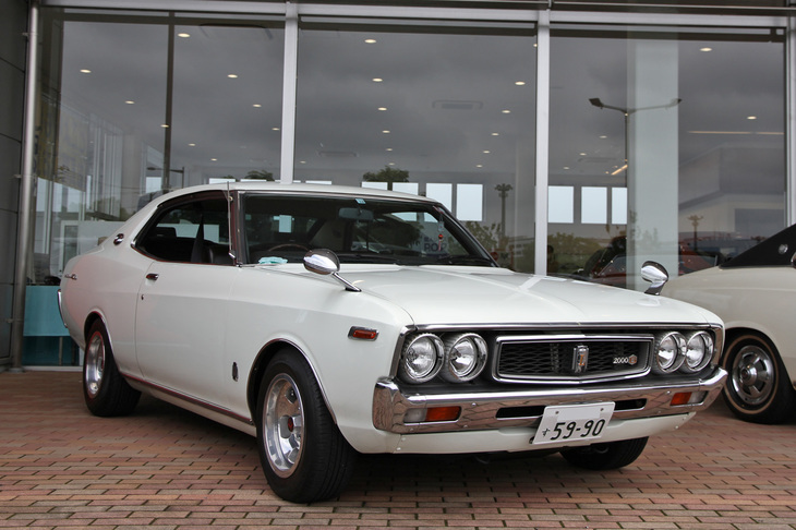 1974年「ローレル ハードトップ2000SGL」。改造されることが多い2代目（C130）のハードトップだが、この個体は若干車高を下げて「エンケイ・ディッシュ」のアルミホイールを履かせたほかは、L20シングルキャブエンジンを含めてノーマル状態を保っている。