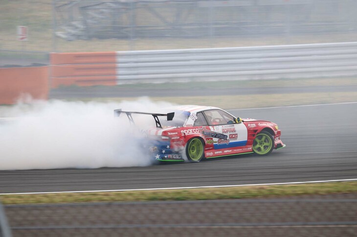 「モーターファンフェスタ」の人気コンテンツである「D1グランプリ エキシビションマッチ ラウンドゼロ」。例年同様、レーシングコースのADVANコーナーを舞台に実施された。写真は、土井雅和選手が駆る「日産シルビア」。単独で走る“単走”には18人がエントリーしたが、2人がマシントラブルにより欠場してしまった。