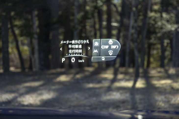 ステアリングスイッチと高度に連携し、前方から目を離すことなく適切な操作ができるようになっている。