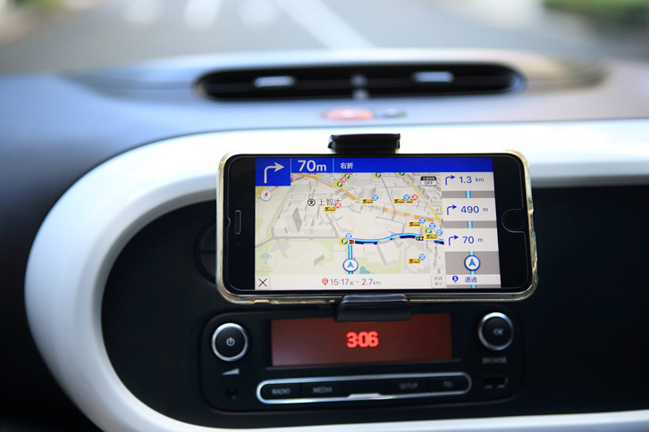 オプションで用意されるスマートフォンクレードルを装着すれば、インストゥルメントパネルの中央にスマートフォンを固定することができる。