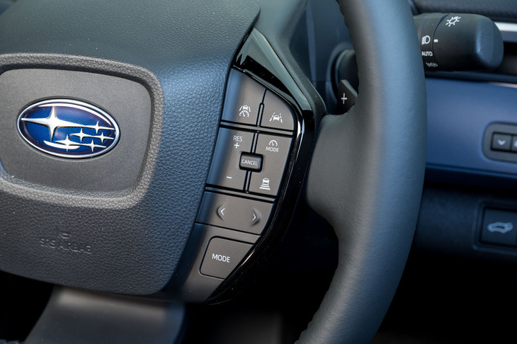 予防安全・運転支援システムには、スバル独自の「アイサイト」ではなく、トヨタ製の「SUBARU Safety Sense」を採用。「ET-HS」には渋滞時のハンズオフ走行を可能にする「Advanced Drive」機能が装備される（他のグレードにもオプションで用意）。
