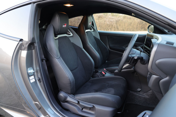 「RZ“ハイパフォーマンス”」のシート表皮は、除電機能が付与されたスエード調のブランノーブ。サイドサポートの形状・硬度を最適化することで、コーナリング時の横Gに対し体をしっかりとサポートする。