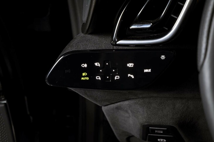 フェラーリ・ローマ スパイダー（ダッシュボードのスイッチパネル）