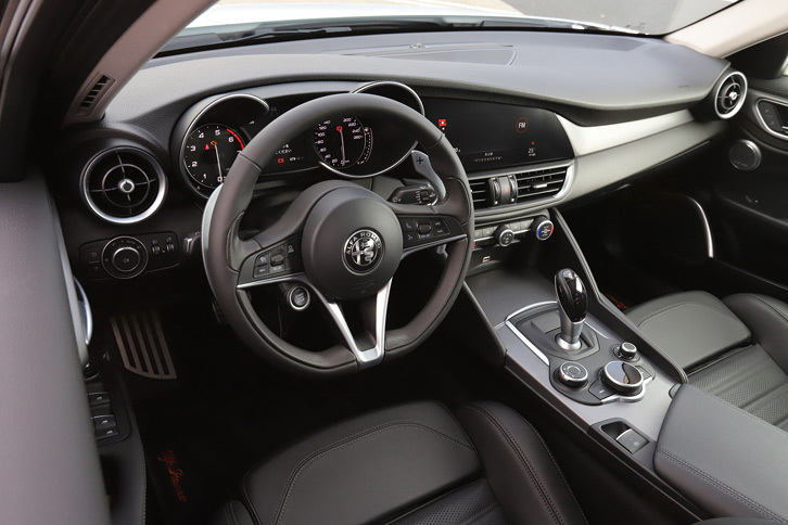 ダッシュボードを大きく湾曲させた、左右非対称のデザインが目を引くインストゥルメントパネルまわり。日本仕様の「ジュリア」は基本は右ハンドルだが、4WD車のみ左ハンドルとなる。