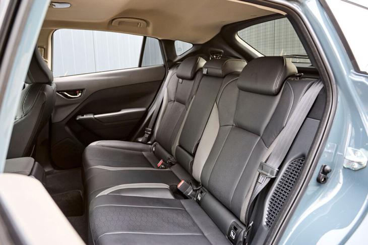 リアシートは低すぎず、背もたれもの角度も急すぎない。車内の静粛性も向上した。