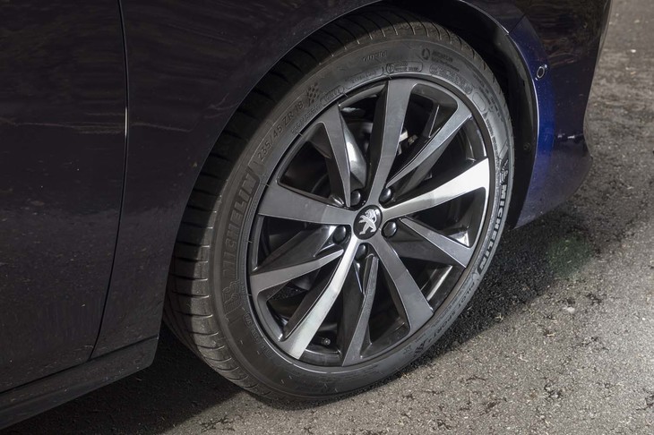 「508 GTライン」用の18インチアルミホイール。タイヤはミシュランの「パイロットスポーツ4」が組み合わされていた。