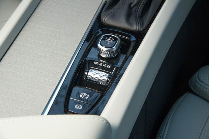 右側にひねることでエンジンを始動させるユニークなイグニッションスイッチと、ダイヤル式の走行モード切り替えコントローラー。ともに、指に触れる部分に凹凸をつけた、凝った意匠となっている。