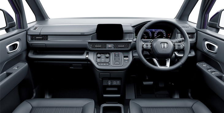 ダッシュボードの上面やメーターバイザー、ドアライニングなど、各所にプライムスムース（合成皮革）のソフトパッドが採用される。