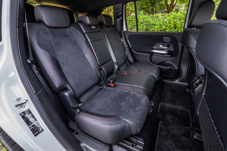 2列目シートにはリクライニング機能と、前後140mmのスライド機構が備わる。操作はいずれも手動で行う。