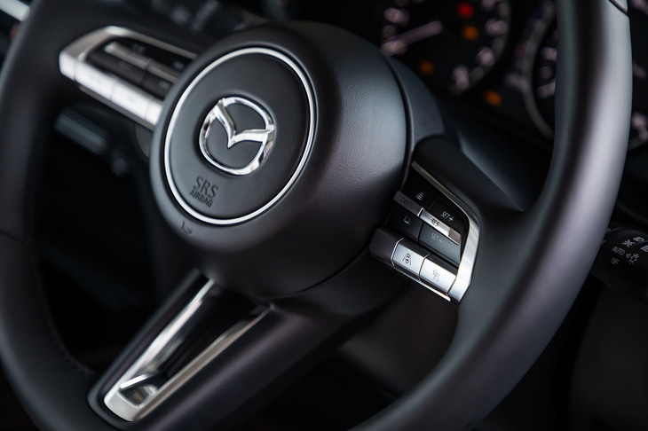 ACC関連のスイッチは、ステアリングホイールのスポーク部分右側に集約されている。直感的に操作できるよう、形状と配置が工夫されている。