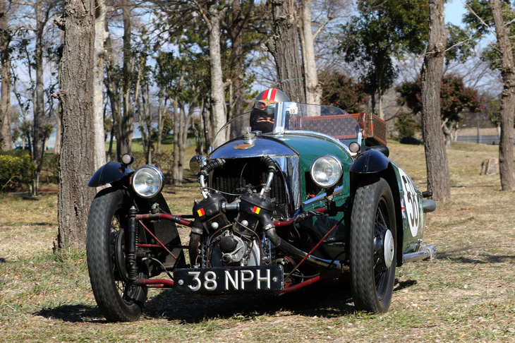 参加車両中、唯一の戦前車だった1933年「モーガン3ホイーラー」。ノーズにむき出しで積まれたマチレス製の500ccサイドバルブの水冷Vツインエンジンで、後ろの1輪を駆動する。