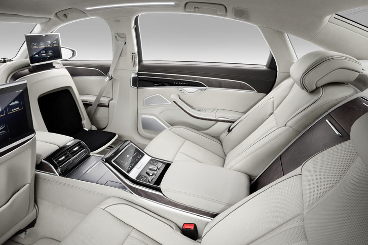 後席の右側にはオプションでリラクゼーションシートが選べる。助手席シートバックのフットレストが選択でき、このフットレストにヒーターやマッサージ機能を装備することもできる。