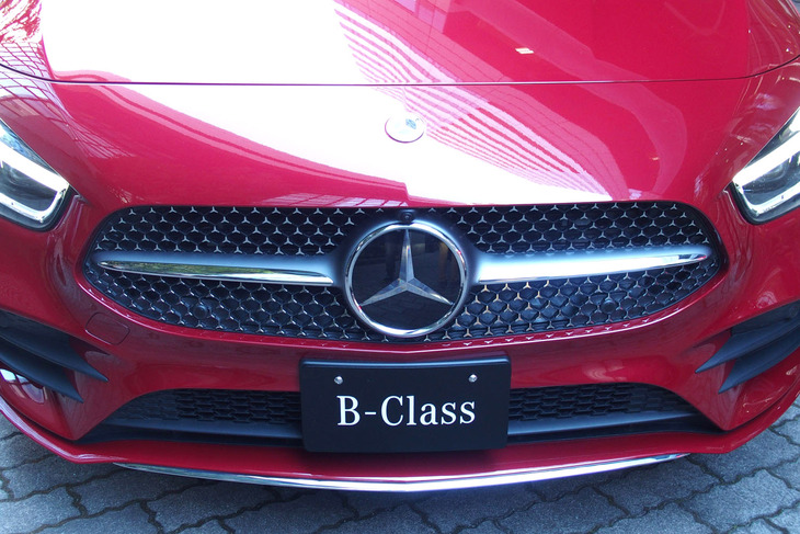 「Bクラス」の「AMGライン」仕様車。マットクローム仕上げのスリーポインテッドスターが無数にちりばめられたシングルルーバータイプの「スターパターンフロントグリル」が採用される。