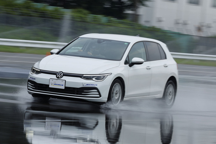 タイヤ交換寸前の残溝2mmに調整された205/55R16サイズの「プライマシー5」装着車。当然新品タイヤより制動距離は延びたが、その差は予想以上に小さいものだった。「ぬれた路面でのグリップ力が長く最後まで続く」というプライマシー5のセリングポイントに偽りはないといえそうだ。