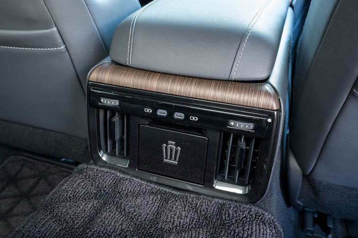 コンソールエンドには後席用のエアアウトレットとUSBタイプCポートに加えて大きな王冠エンブレムがレイアウトされる。