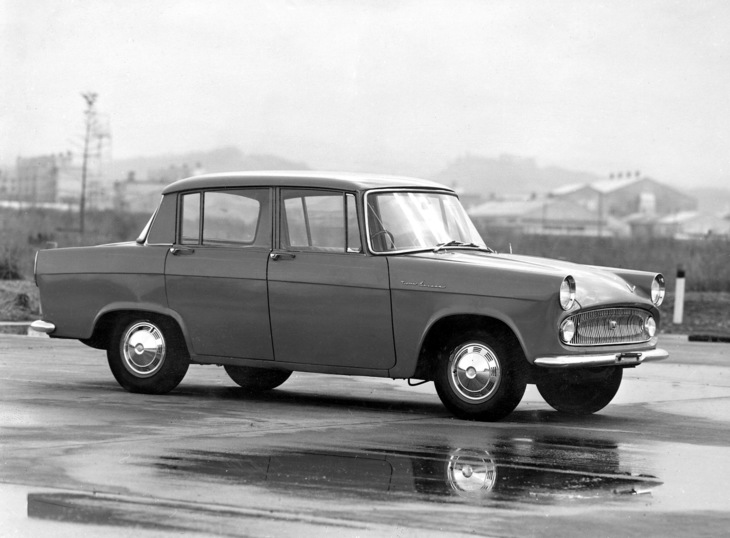 1960年「トヨペット・コロナ」。いわば急造品だった先代に対し、スマートなボディーを持つ2代目。当初は先代から受け継いだ1リッター直4 OHVエンジンを積んでいたが、1961年に1500を追加。セールスではブルーバードの後塵（こうじん）を拝した。