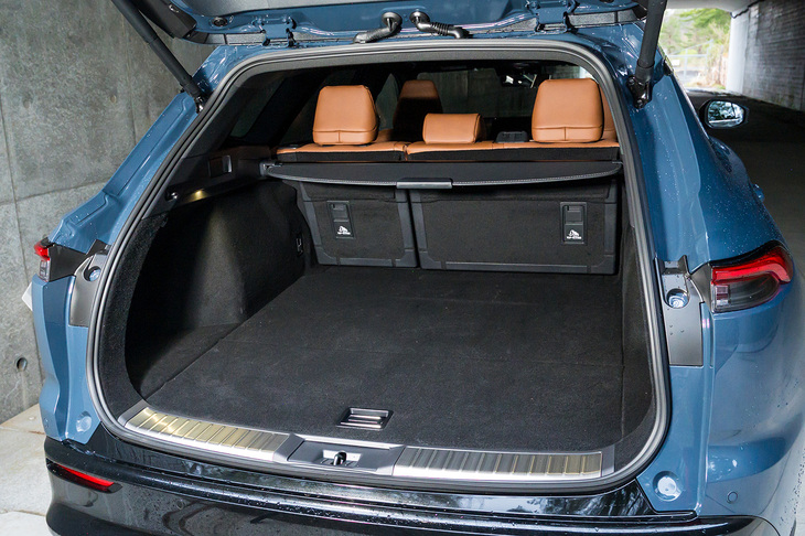 荷室の容量は570リッター。「クラウン エステート」は「全席特等席を荷室にも拡大」をうたうだけあり、広いだけでなくカーペットの毛足も他シリーズより長くなっている。