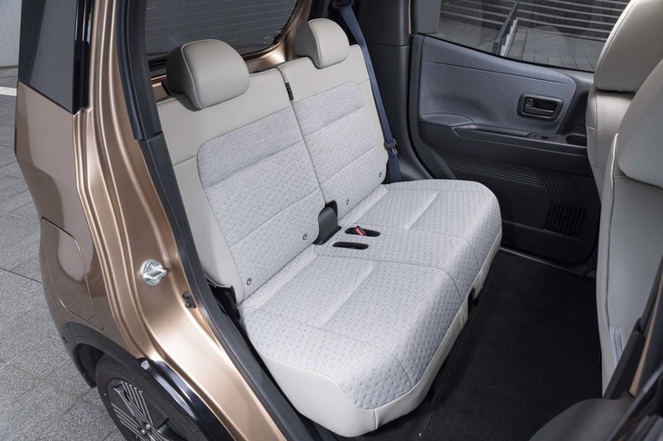後席は座面の前後スライド（左右一体）と背もたれのリクライニング（50：50分割）が可能。