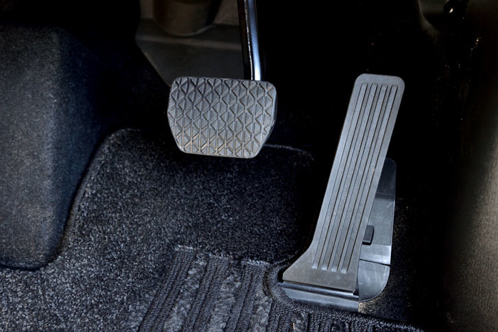 スロットルペダルにはオルガン式を採用。