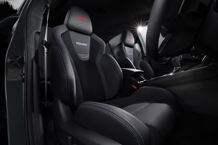 8Wayの電動調整機構が備わる「STI」のロゴ入りRECAROフロントシートを標準で装備。表皮はウルトラスエードと合皮のコンビネーションで、スポーティーに仕上げられている。