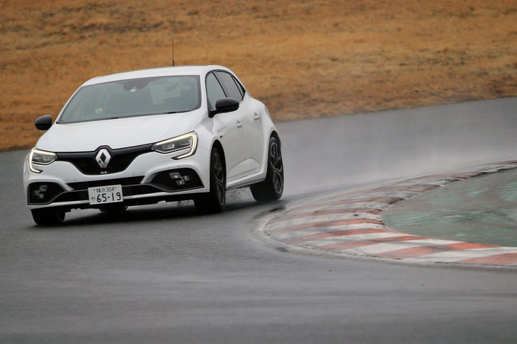 「メガーヌR.S.カップ」が採用する「シャシーカップ」は、ノーマルモデルの「シャシースポール」よりもスプリングレートやダンパーレートを高めるなどして、コーナーでの回頭性を高めている。