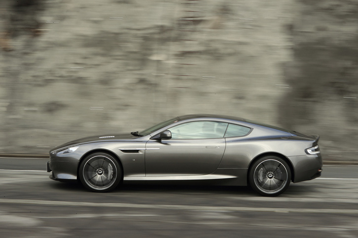 「DB9 GT」の前後重量配分は、前軸荷重が920kg、後軸荷重が870kgと、ややフロントよりとなっている（車検証記載値）。