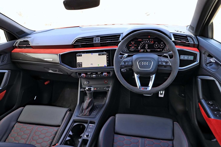 左右を横断するアルカンターラのライン（オプション）が主張するダッシュボード。ステアリングホイールには「RS」ロゴがレイアウトされる。