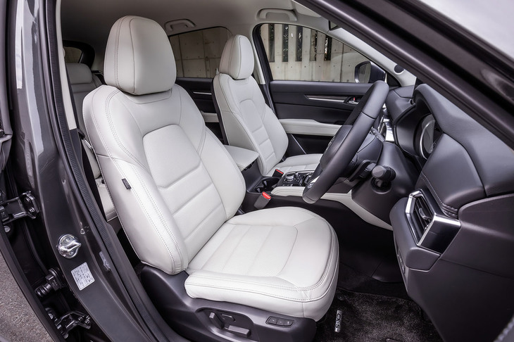 写真のシートはレザーで「ピュアホワイト」と呼ばれるカラー。2.5リッター直4ターボ車以外には今回の改良で、シルクベージュ色ハーフレザレットシートを装備する特別仕様車「シルクベージュセレクション」が設定された。