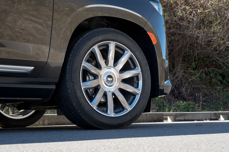 ホイールの意匠を除くと、足元の仕様は「プラチナム」も「スポーツ」も一緒。275/50R22サイズの巨大なオールシーズンタイヤが装着される。