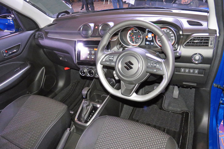 「ハイブリッドRS」のインストゥルメントパネルまわり。