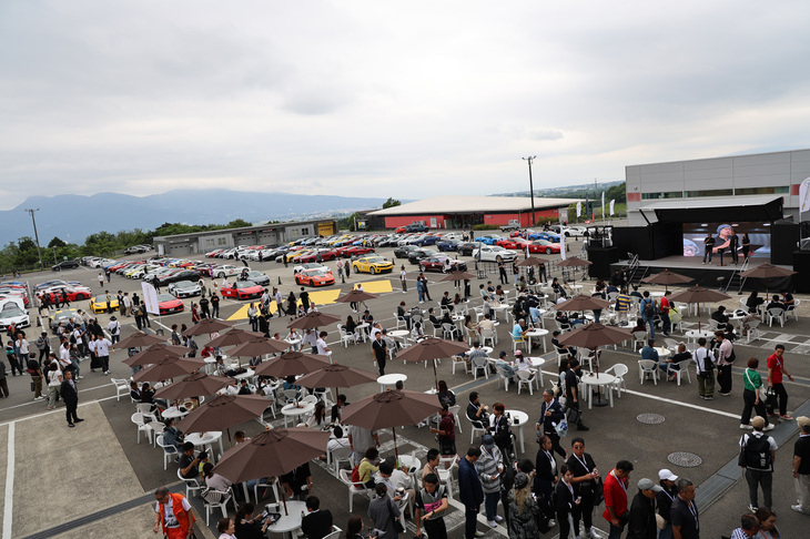 Aパドックの風景。メインステージではトークライブなどが行われた。