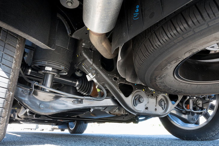 新たにマルチリンク式となったリアサスペンション。新型「エスカレード」の足まわりには、磁性流体ダンパー「マグネティックライド」やエアサスペンションが装備される。