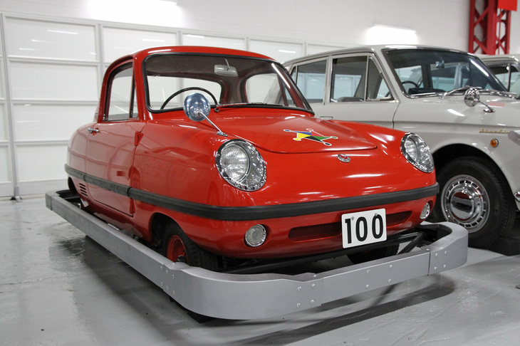 1964年「ダットサン・ベビイ」。横浜市青葉区にある児童厚生施設「こどもの国」のアトラクション用として、日産グループの愛知機械工業が生産していたマイクロピックアップの「コニー・グッピー」をベースに造られた。ミドシップに搭載されるエンジンは空冷2ストローク単気筒199ccで、最高速度は30km/hに抑えられている。ほぼハンドメイドで100台が作られた。この個体はこどもの国が保管していた100号車。こどもの国の開園50周年を記念して、2014年に日産名車再生クラブがレストアした。