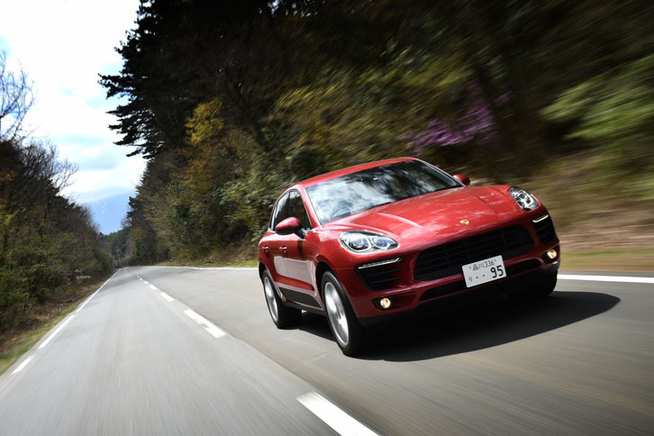 SUVモデルのエントリーグレードといえども、0-100km/h加速6.9秒、最高速度223km/という俊足を誇るのはポルシェならでは。