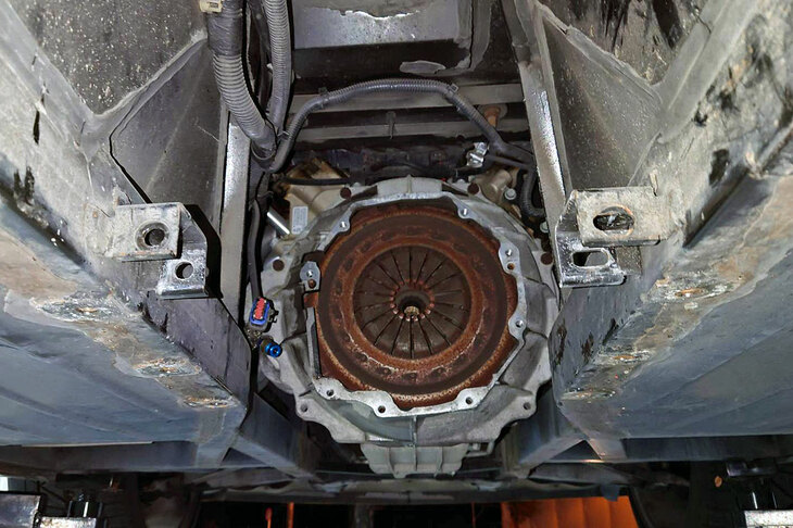 トランスミッションを下ろし、ついにクラッチとご対面。前項の新品パーツ群と見比べていただきたい。