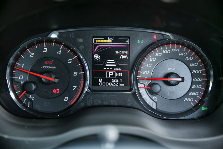 STIロゴ入りのルミネセントメーター。中央には、カラー液晶のマルチインフォメーションディスプレイがレイアウトされる。