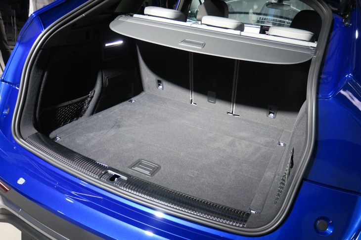 アウディQ5スポーツバック 1st edition（ラゲッジスペース）