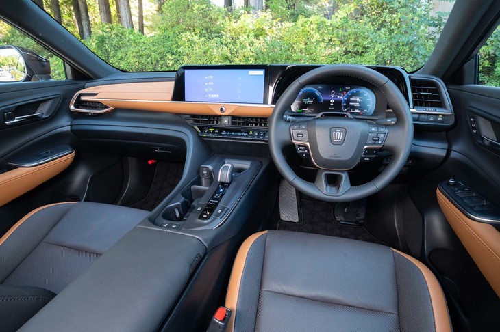 「RS」系グレードのインテリアはブラックとイエローブラウンのコンビカラーでコーディネート。助手席の足元まわりなどが先代モデルよりも広くなっている。