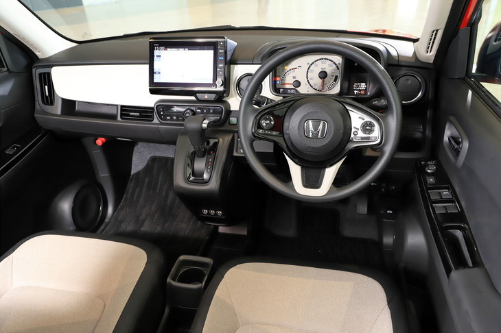 従来モデルよりさらにシンプルな意匠となったインストゥルメントパネルまわり。ダッシュボードの助手席側を大きくえぐることで、ゆったりとした足元スペースを実現している。