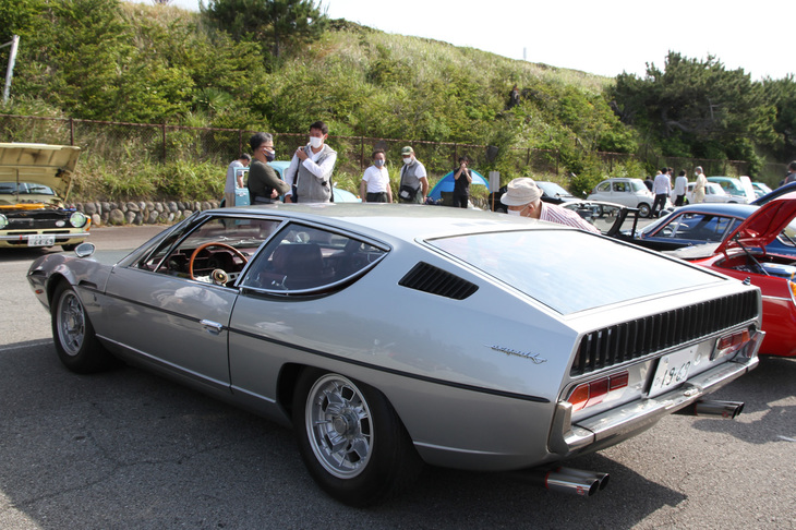 「ランボルギーニ・エスパーダ」のリアビュー。ベルトーネ時代のガンディーニによるボディーはフル4シーターで、テールゲートを開くと現れるラゲッジルームは浅いがかなり広い。当時としては進んだコンセプトのグランツーリスモだったことがわかる。