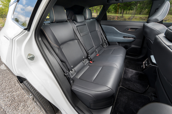 後席の足元空間は「クラウン クロスオーバー」と変わらないが、天井まわりが圧倒的に広く、座面高もフロントと同じ650mmとなっている（クロスオーバーは610mm）。