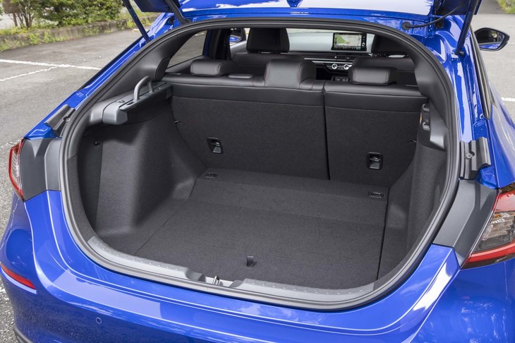 荷室の容量は同等装備の1.5リッターガソリンターボ車と同じ404リッター。電動化によって床下収納の容量が5リッターだけ小さくなっている。
