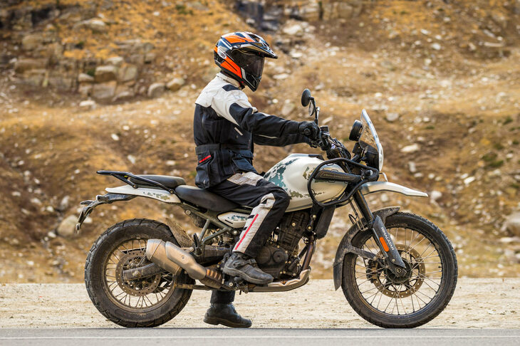 取り回しのしやすさや足つきのよさから、最近人気が高まっている中型のアドベンチャーモデル。新型「ヒマラヤ」も足つき性は良好で、身長170cmの標準的な日本人体形の筆者でも、ご覧のとおりだ。