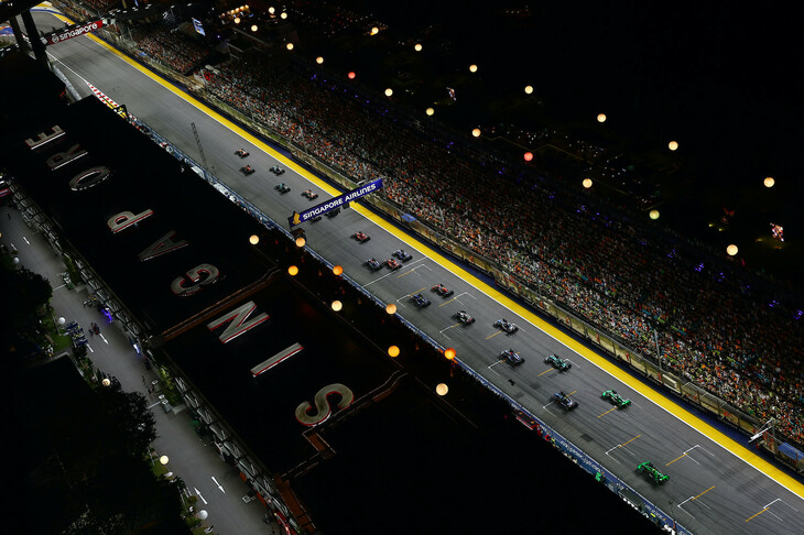 F1第18戦シンガポールGPのスタートシーン。ポールポジションのランド・ノリス（写真先頭）が一度もリードを譲らず独走し、今シーズン3勝目を飾った。なお今回は、2008年から続くシンガポールGPの歴史上、初めてセーフティーカーが一度も出なかったレースとなった。（Photo=Getty Images / Red Bull Content Pool）