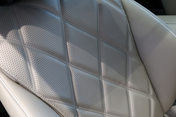 メルセデス・マイバッハS680エディションノーザンライツ（フロントシートの背もたれ）