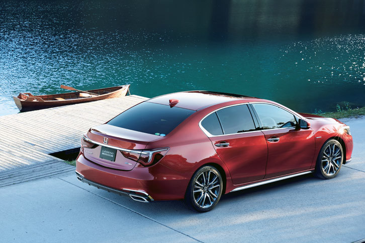 全8色のボディーカラーのうち、写真の「プレミアムディープロッソ・パール」を含む6色が新色となっている。